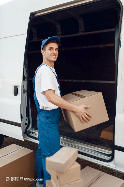 都市脈動中的制服身影 現(xiàn)代送貨員的打包與運輸日常